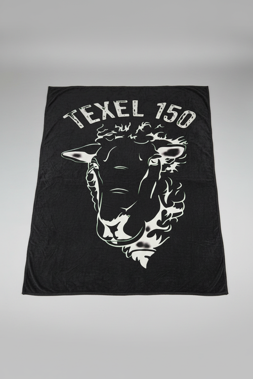 Zwart fleecedekentje met Texel 150 opdruk en schaapskop